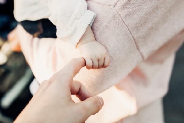 Bébé dans les bras de sa maman lors d'un baptême à Lyon