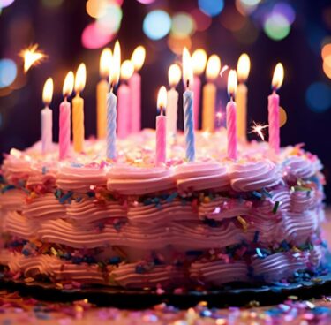 Photo d'un gâteau avec des bougies pour fêter son anniversaire à Lyon